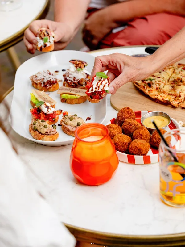 Samen borrelen met toastjes, bitterballen en flammkuchen